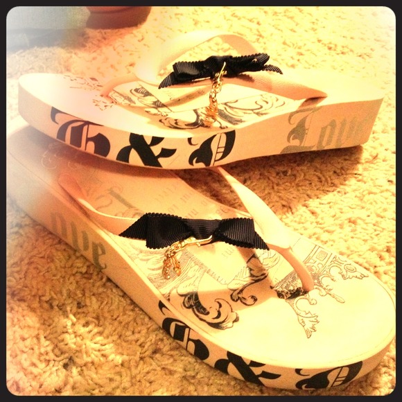 Juicy couture flip flops