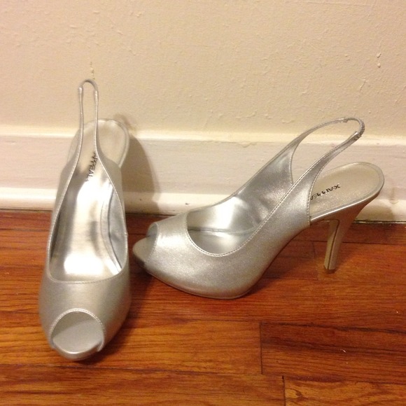 Shiny silver pumps - Picture 2 of 4