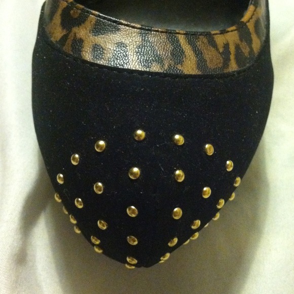 ❗Reduced❗ Cheetah print & black heels w/ gold stud - Picture 2 of 3