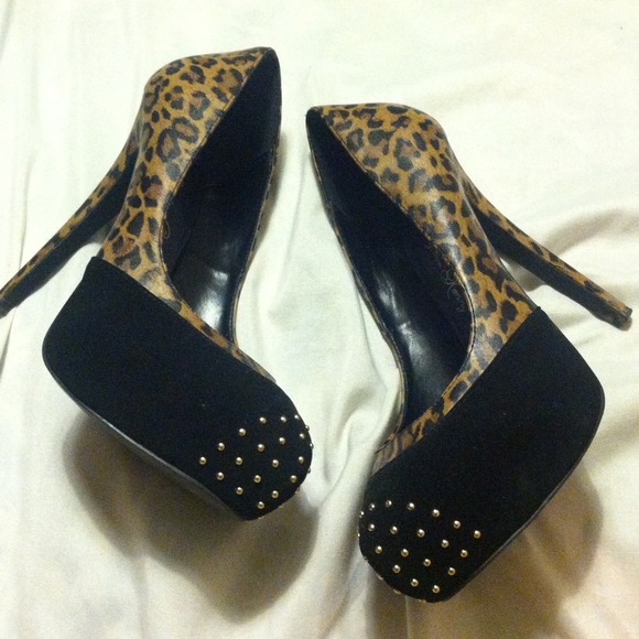 ❗Reduced❗ Cheetah print & black heels w/ gold stud - Picture 3 of 3