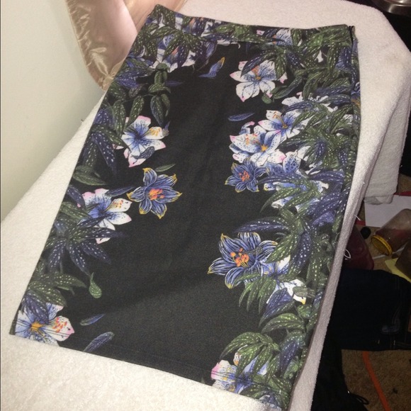 Zara Floral Print Pencil Skirt - Picture 2 of 3