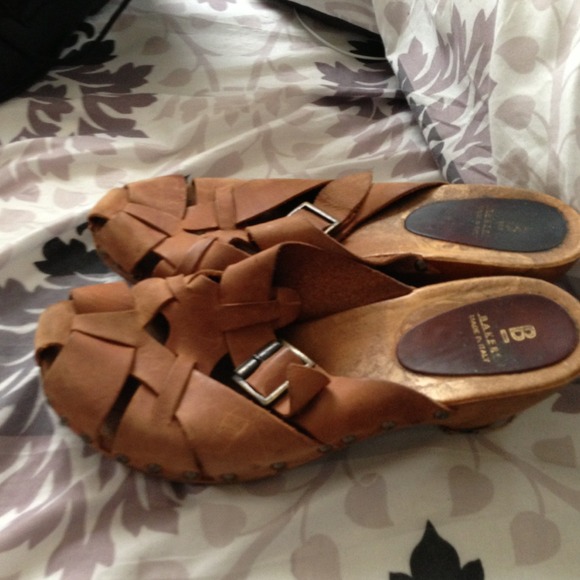 Tan shoe - Picture 2 of 2