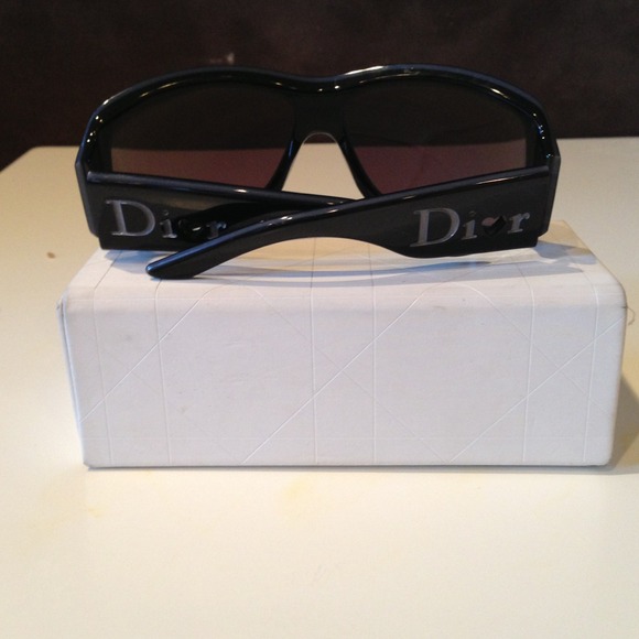 >>>>>****SOLD*****<<<<< Dior sungalsses - Picture 2 of 4
