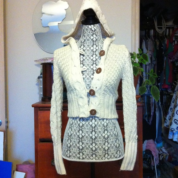 💢Sold💢Cream crop sweater