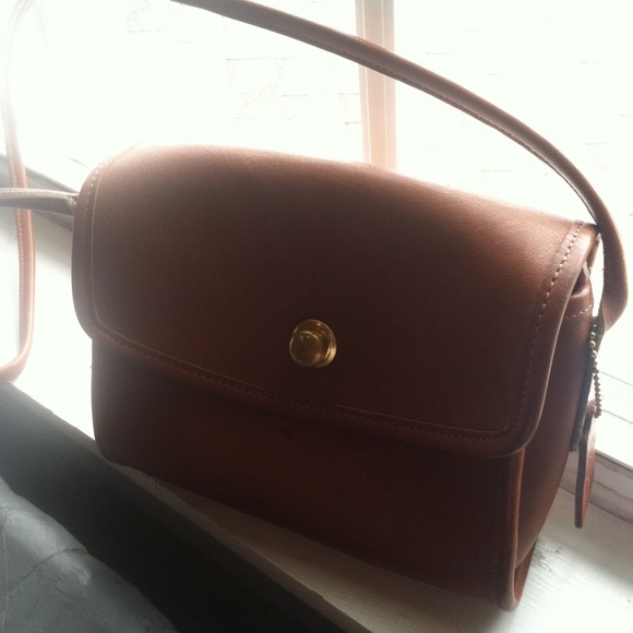 Coach Handbags - Traded!!👜👛vintage coach side bag. Real leather
