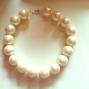 Large pearl necklace