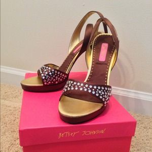 GORGEOUS Betsey Johnson brown and gold heels