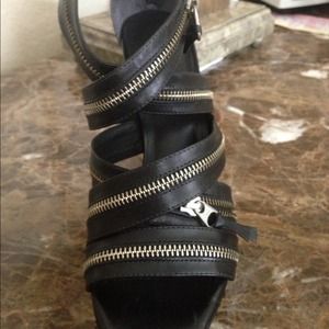 New Pour La Victoire Sandal