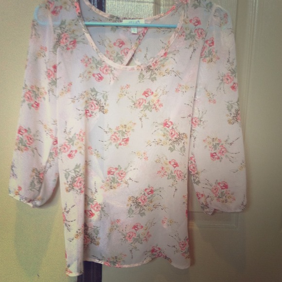 3/4 sleeve cut out flow top