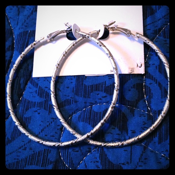 $$$Sold in bundle! Silver hoop earrings!