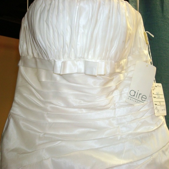 Aire Collection Wedding Gown. Size 8 - Style #160