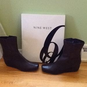 Nine West mid shin dark brown leather boots.
