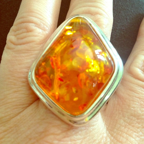 Amber adjustable ring