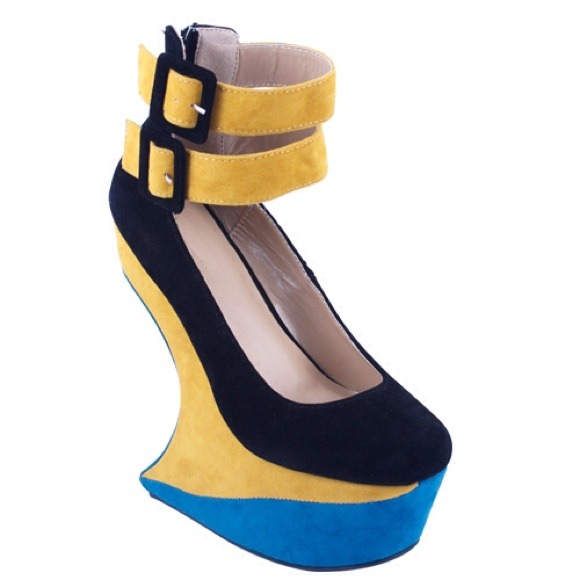 Heeless wedges with double buckle