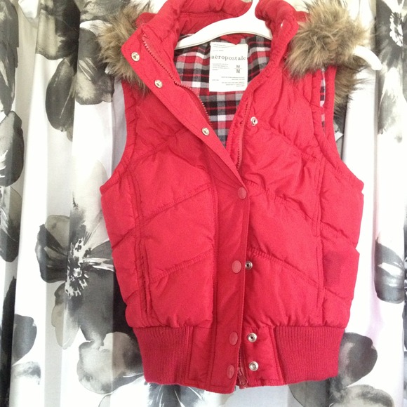 Aeropostale puff vest size medium