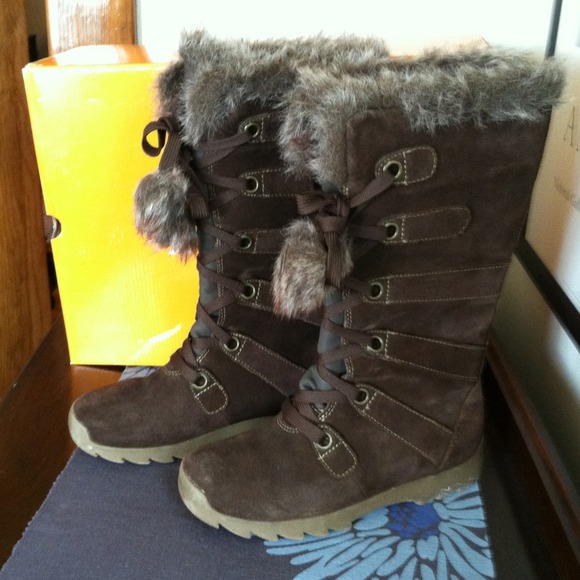 TRADED. Sporto brown suede boots with faux fur.