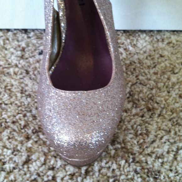 Heels - Picture 2 of 4