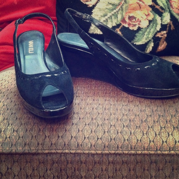 Vaneli Suede Wedges 8.5M