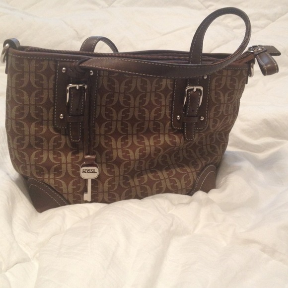 Really cute Fossil Purse-3 compartments!