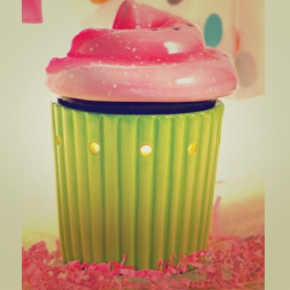 Scentsy Cupcake Warmer in New in box!