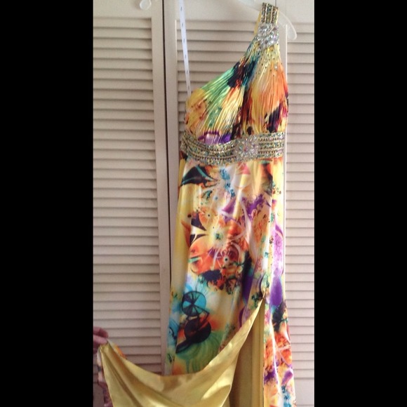BEAUTIFUL DIGITAL PRINT  GOWN W/CRYSTALS & SLIT - Picture 1 of 4