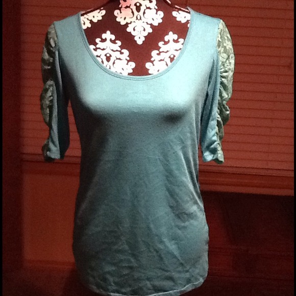 ⭐TRADED⭐Aqua color top with lace sleeve
