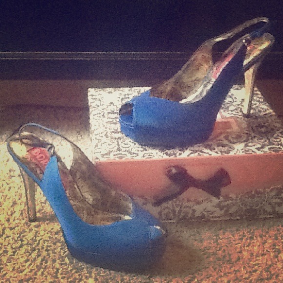 Bordello dazzling blue heels