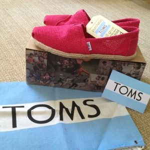 Fuchsia Freetown TOMS