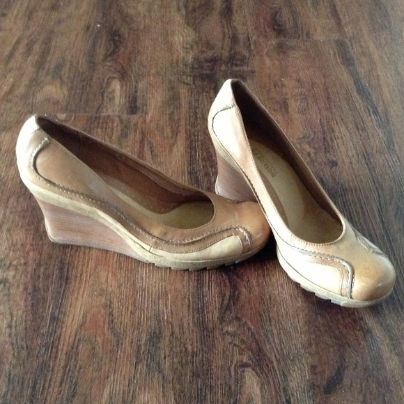 🎯SOLD @kristieshirley Kenneth Cole camel wedges