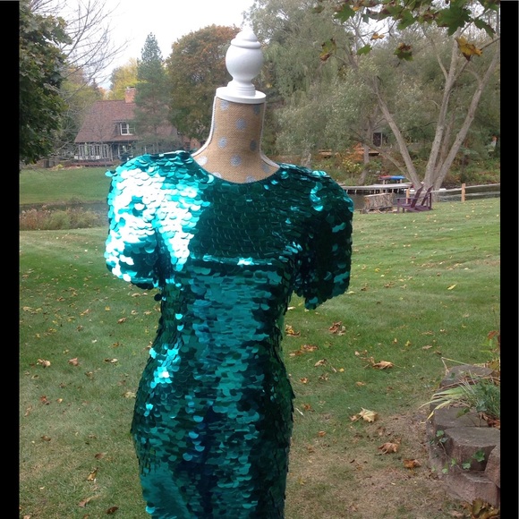Green Sequined dress - Picture 6 of 7