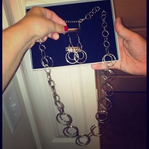 Silver necklace and earring set *NEW*