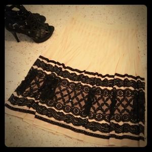 WD.NY SZ 4 stunning Skirt looks Vintage with lace.