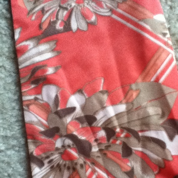 Scarf..Never worn - Picture 2 of 3