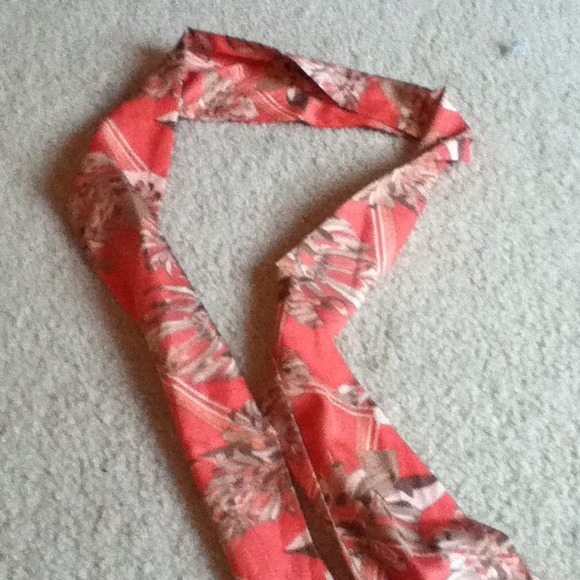 Scarf..Never worn - Picture 3 of 3