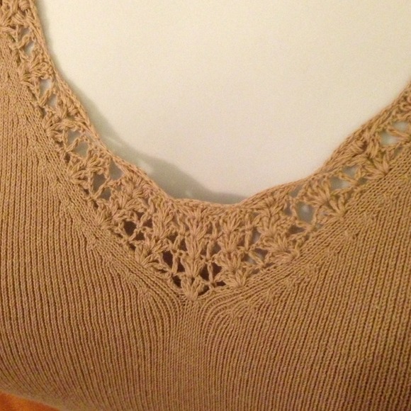 🔴 Taupe V-neck Top - Picture 2 of 2
