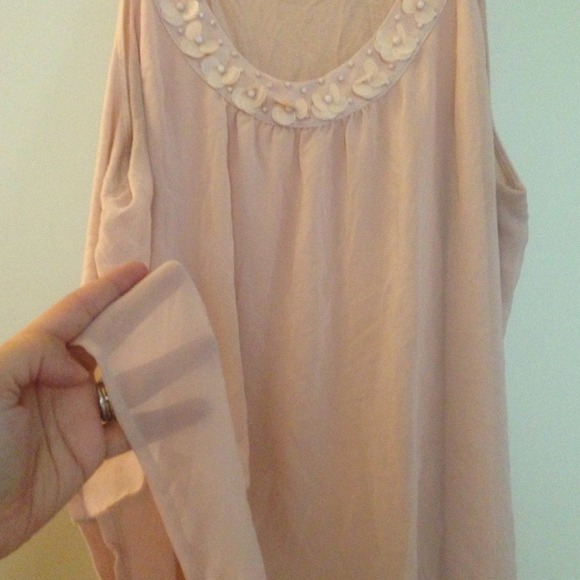 🔴Bundled🔴ELLE light pink top w/beads & flowers - Picture 4 of 4