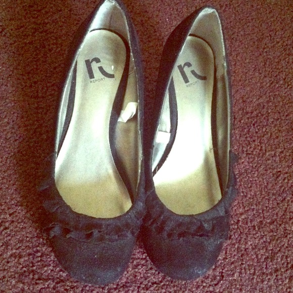 Report Black Ruffled Wedge