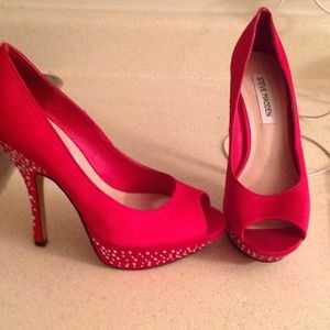 Steve Madden red heals