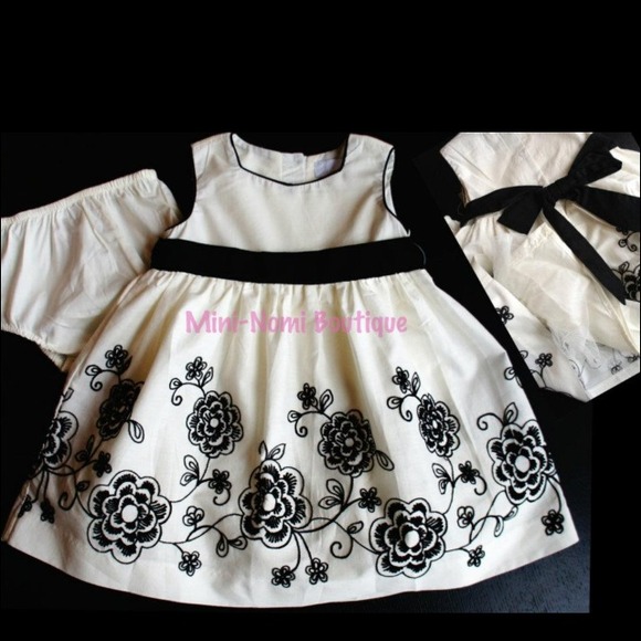 ❤️SOLD❤️embroidered black and white dress.