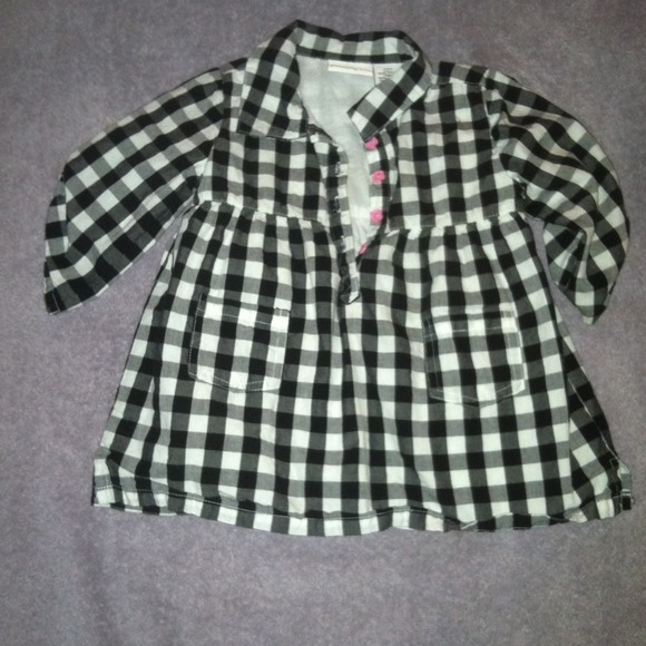 Black/white checked 1/4 sleeve top w/ pink buttons