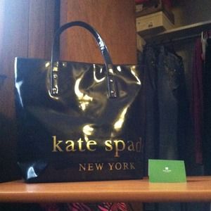 Kate Spade Big Bon Apple Purse GUC $200 Retail