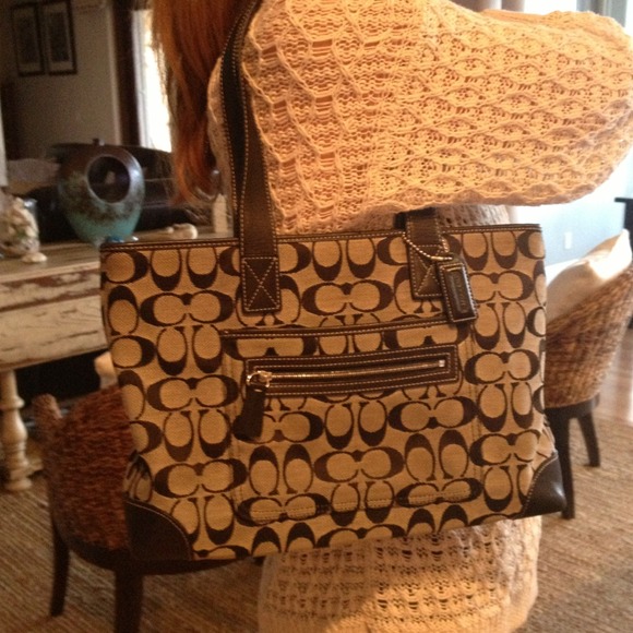 **SOLD****Black fabric signature Coach. **SOLD*** - Picture 2 of 2