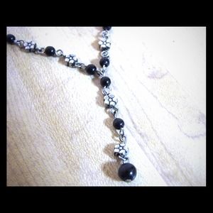 BLACK BEADED AND FLOWER BEADED NECKLACE