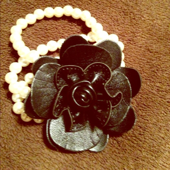 Beautiful rose and pearl bracelet. - Picture 1 of 3