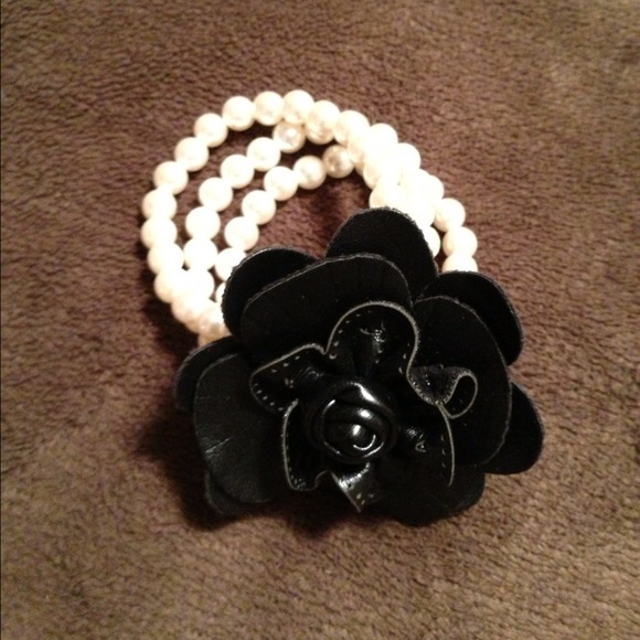Beautiful rose and pearl bracelet. - Picture 2 of 3