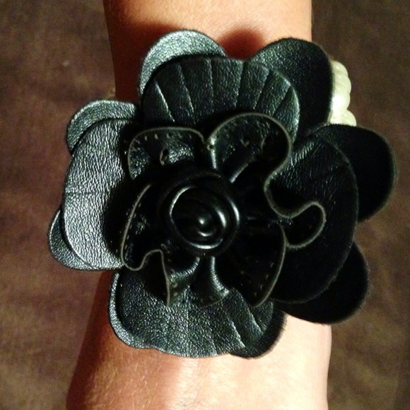 Beautiful rose and pearl bracelet. - Picture 3 of 3