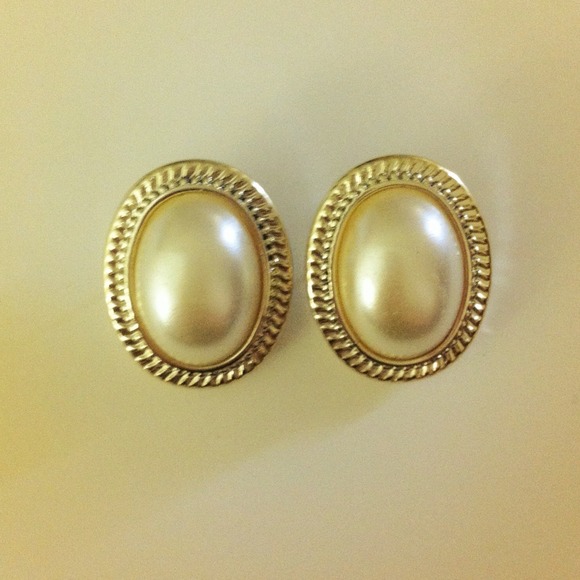 On hold Beautiful vintage faux pearl earrings!