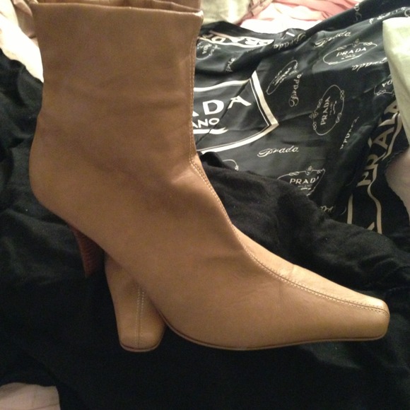 Reduced  💝💝🎈🎈Steve Madden tan booties. - Picture 2 of 3