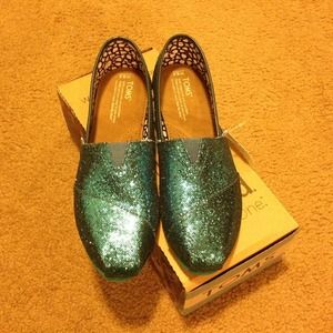 ***TRADED*** Size 8.5 Emerald Glitter TOMS