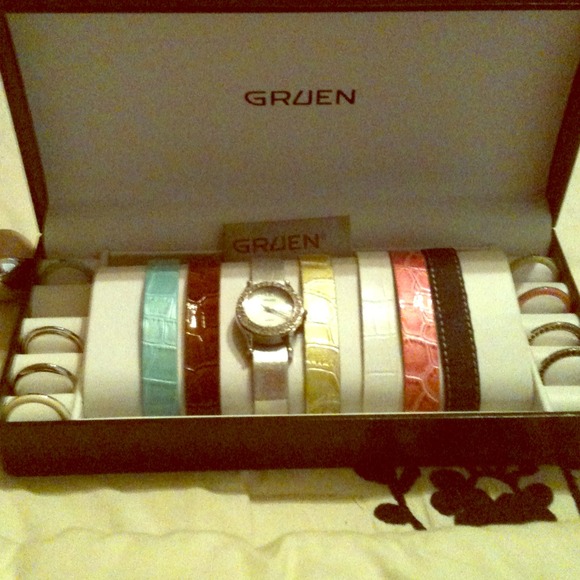 SOLDGruen ladies watch set. Comes with 16